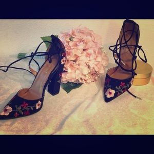 Tie-up block heel pumps